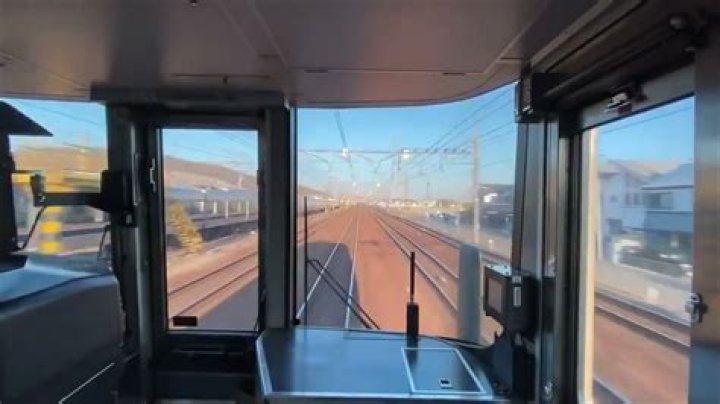 Zoom in, zoom out: The train speed illusion